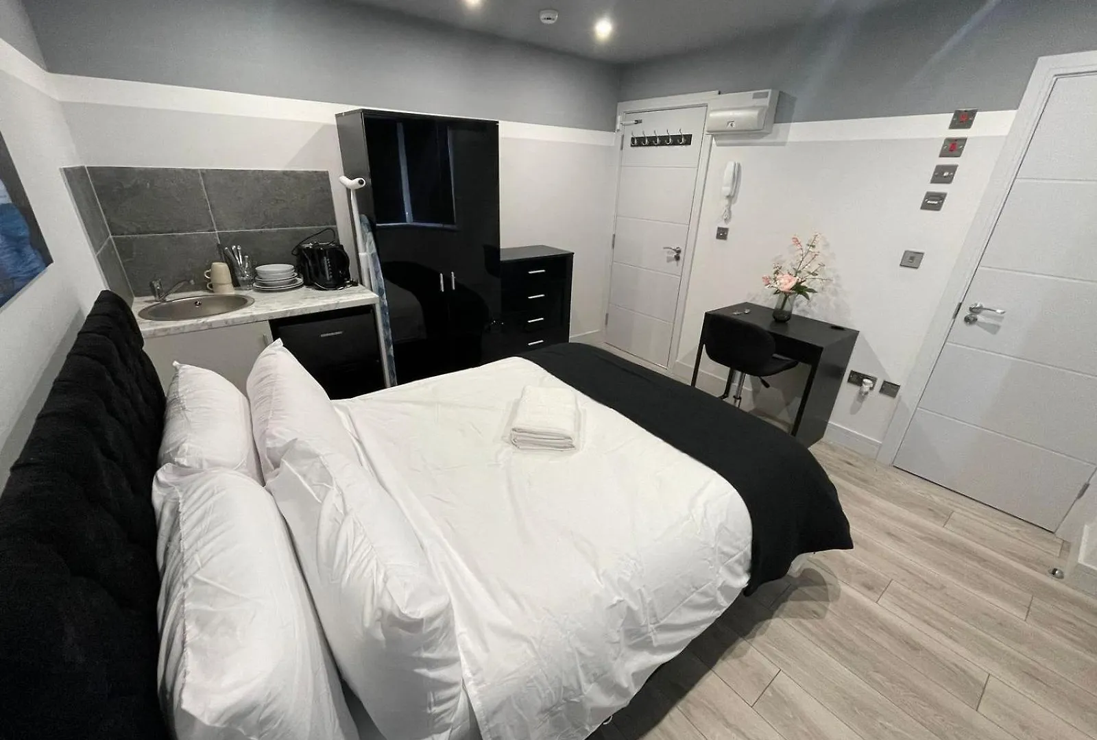 Letzi Private En-Suite, Near Heathrow Airport T3 Hayes  Guest house Hayes (Greater London)