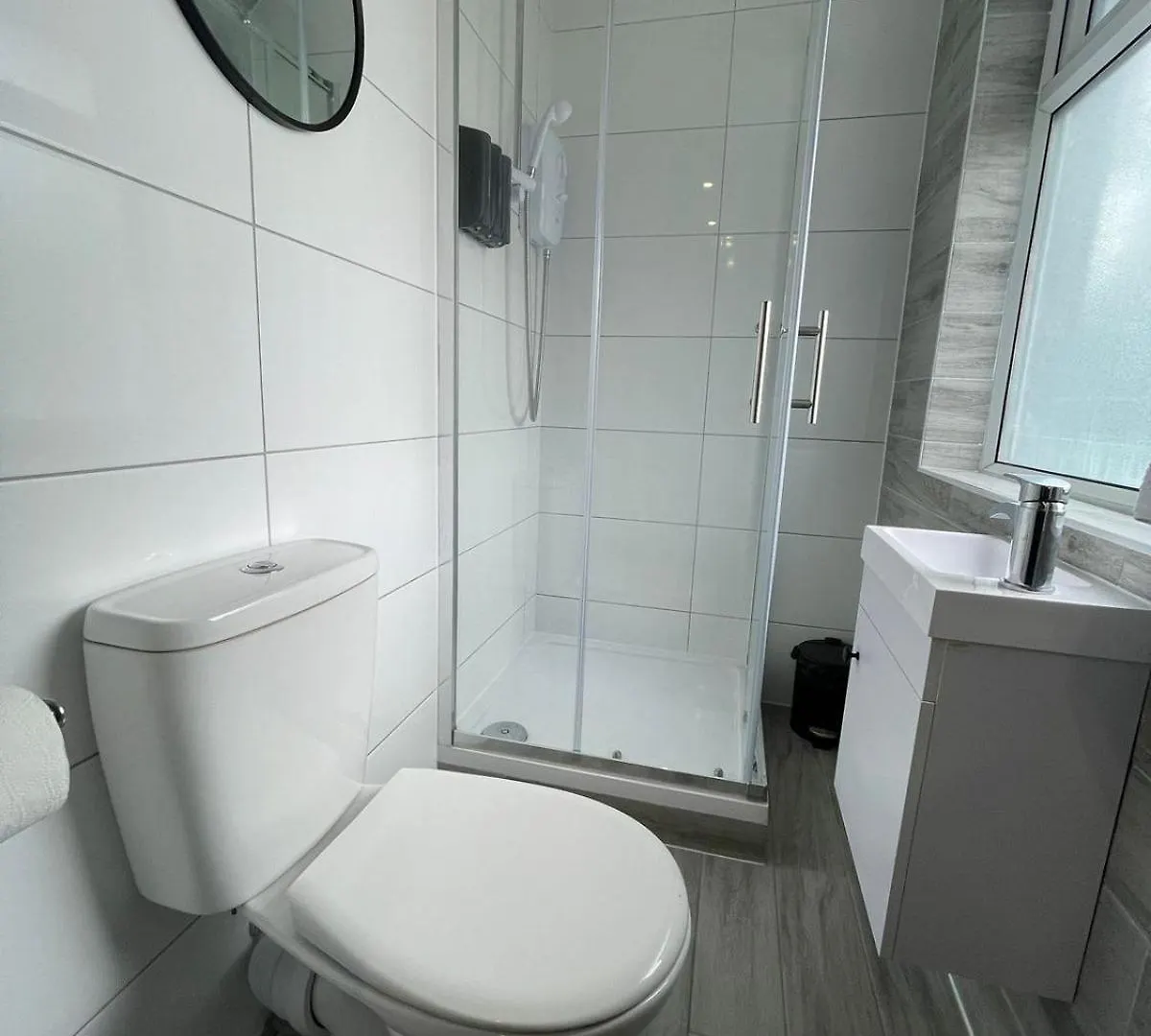 Letzi Private En-Suite, Near Heathrow Airport T3 Hayes
