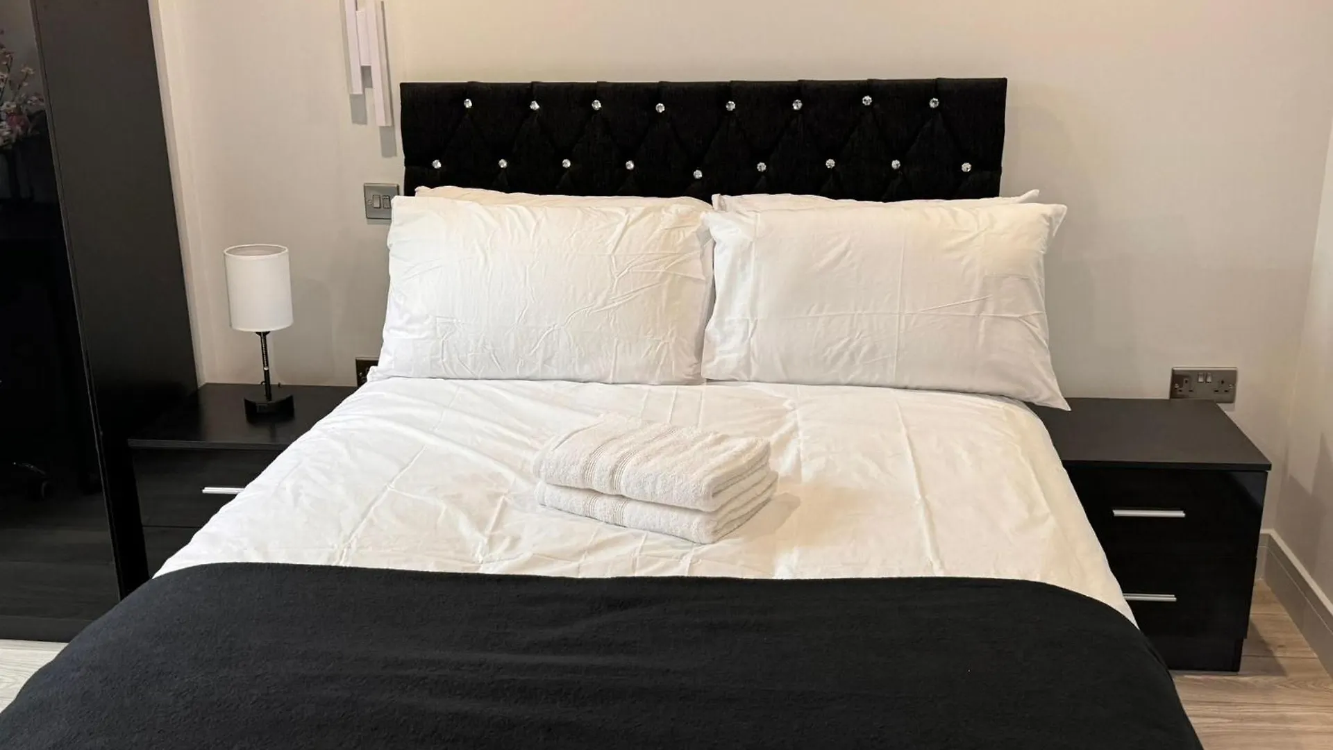 Guest house Letzi Private En-Suite, Near Heathrow Airport T3 Hayes  United Kingdom