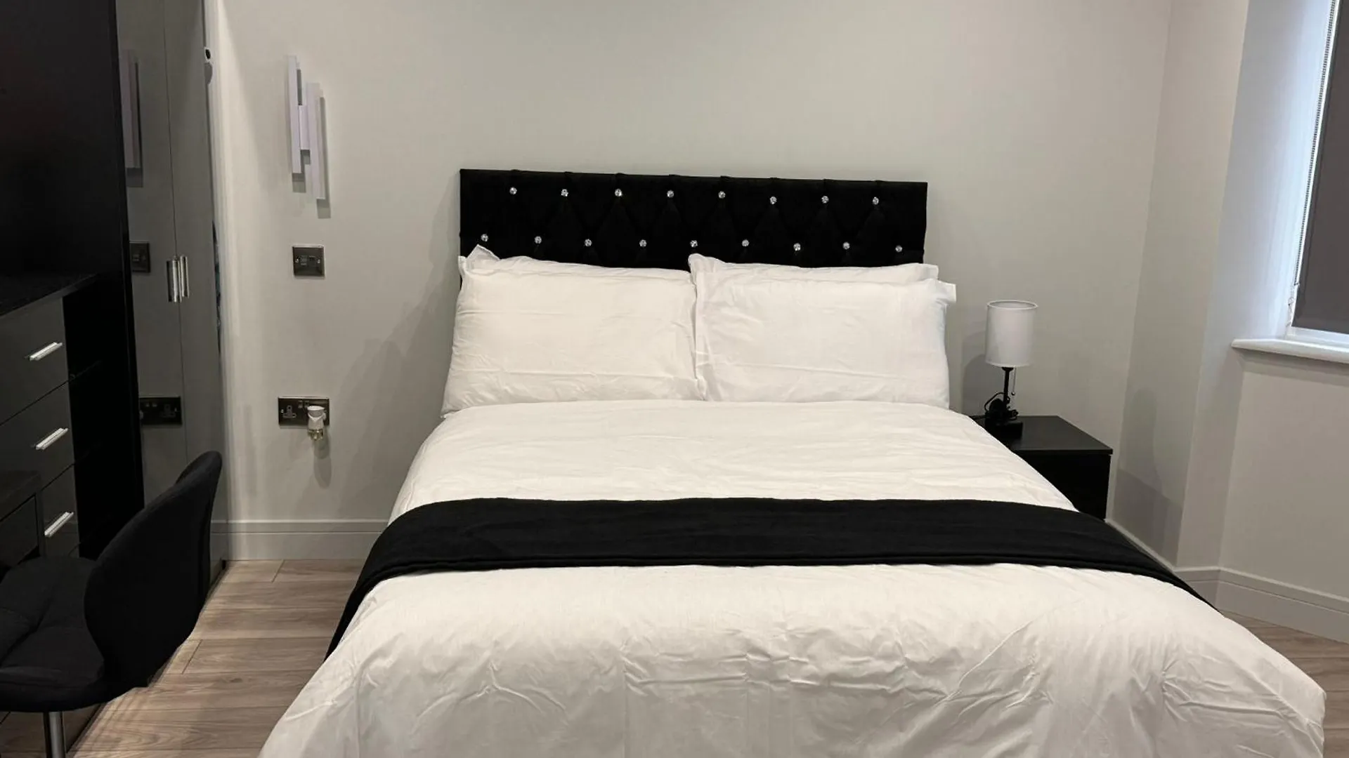 Letzi Private En-Suite, Near Heathrow Airport T3 Hayes  Hayes (Greater London)
