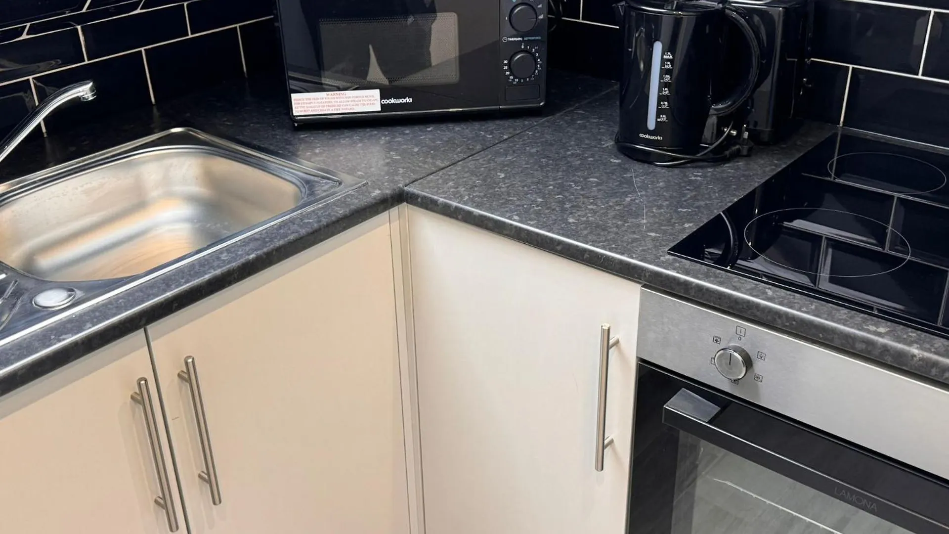 Letzi Private En-Suite, Near Heathrow Airport T3 Hayes  0*, Hayes (Greater London)