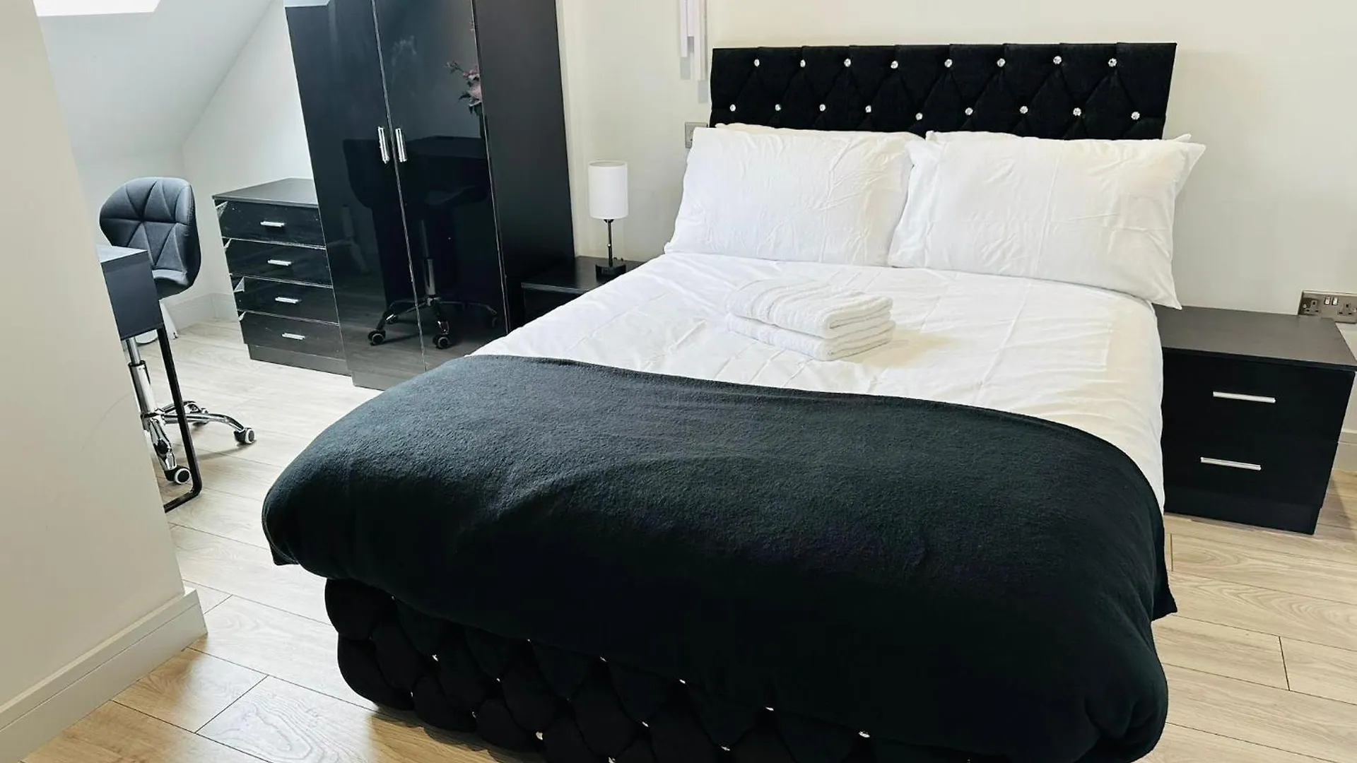 Letzi Private En-Suite, Near Heathrow Airport T3 Hayes  Guest house
