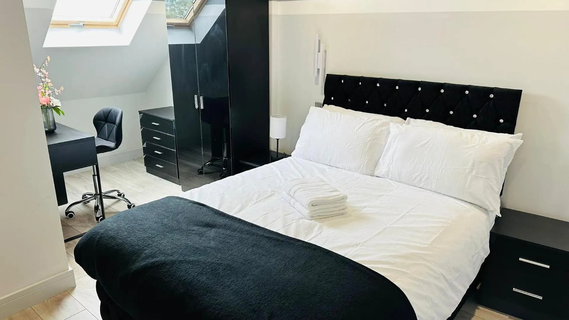 Letzi Private En-Suite, Near Heathrow Airport T3 Hayes  United Kingdom