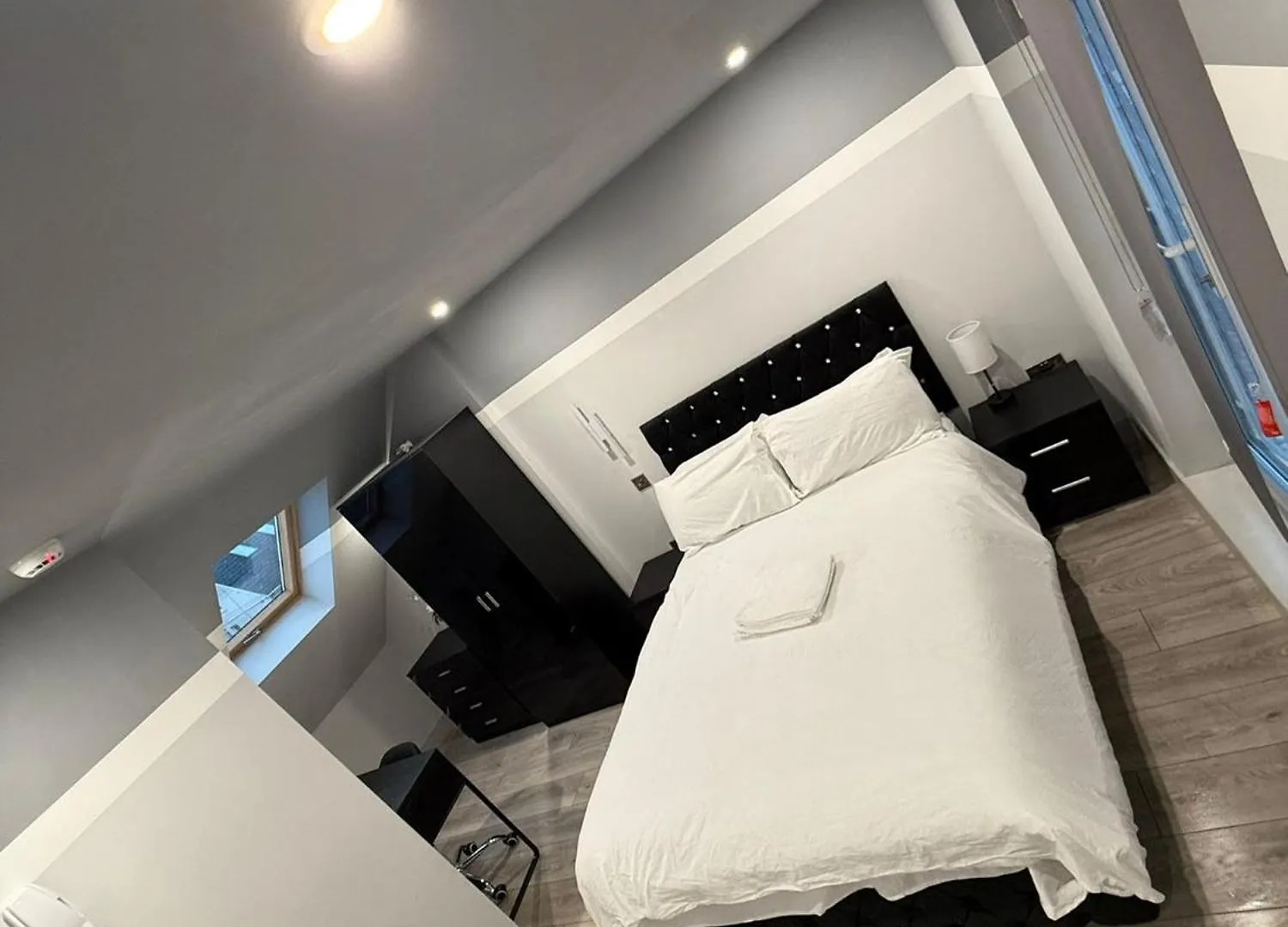 Letzi Private En-Suite, Near Heathrow Airport T3 Hayes  0*, Hayes (Greater London)