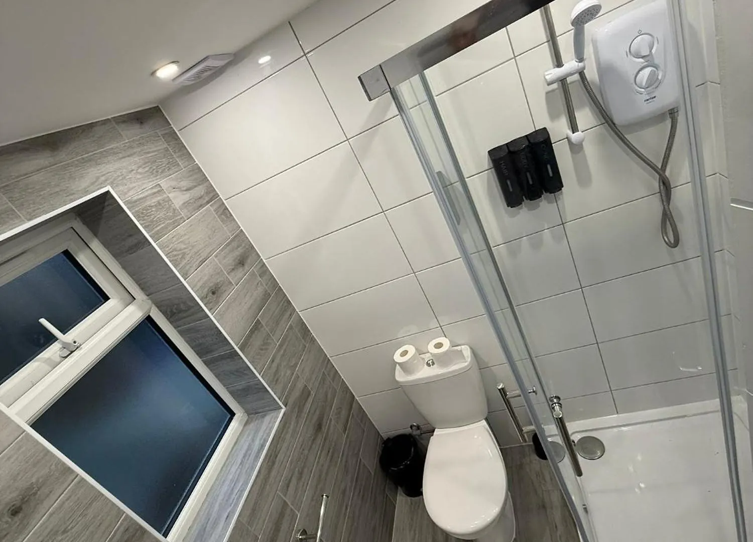 Letzi Private En-Suite, Near Heathrow Airport T3 Hayes  0*, Hayes (Greater London)