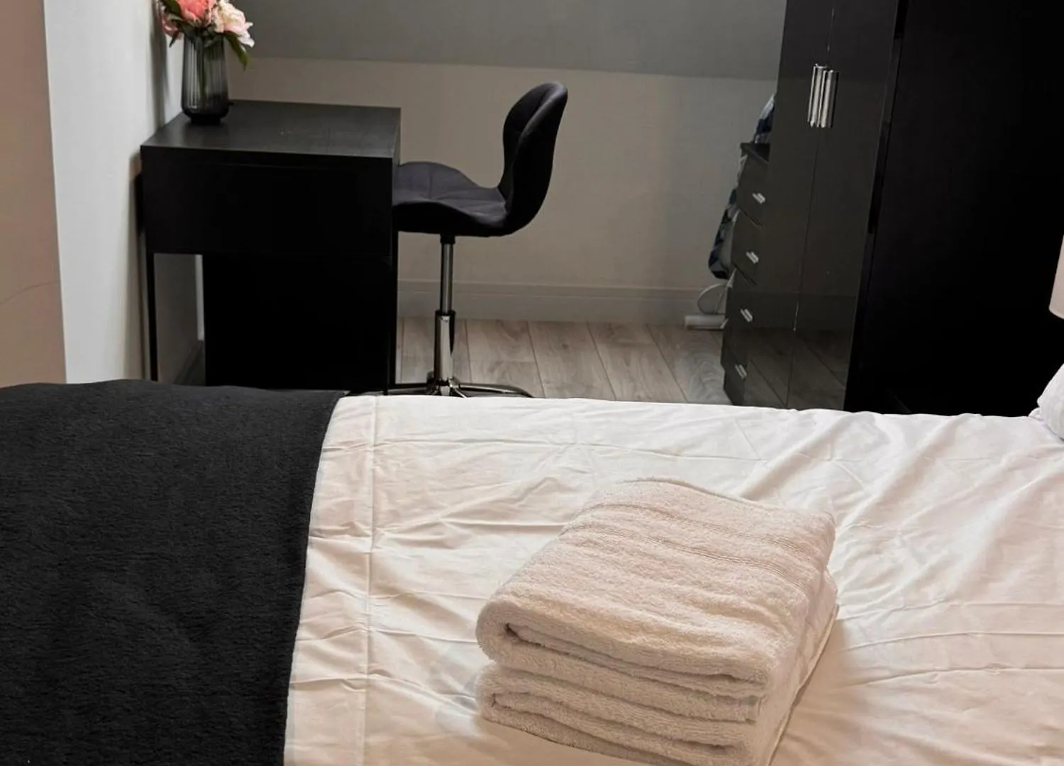 Letzi Private En-Suite, Near Heathrow Airport T3 Hayes  Guest house
