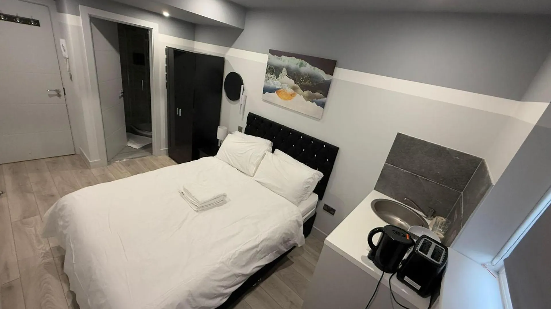 Letzi Private En-Suite, Near Heathrow Airport T3 Hayes