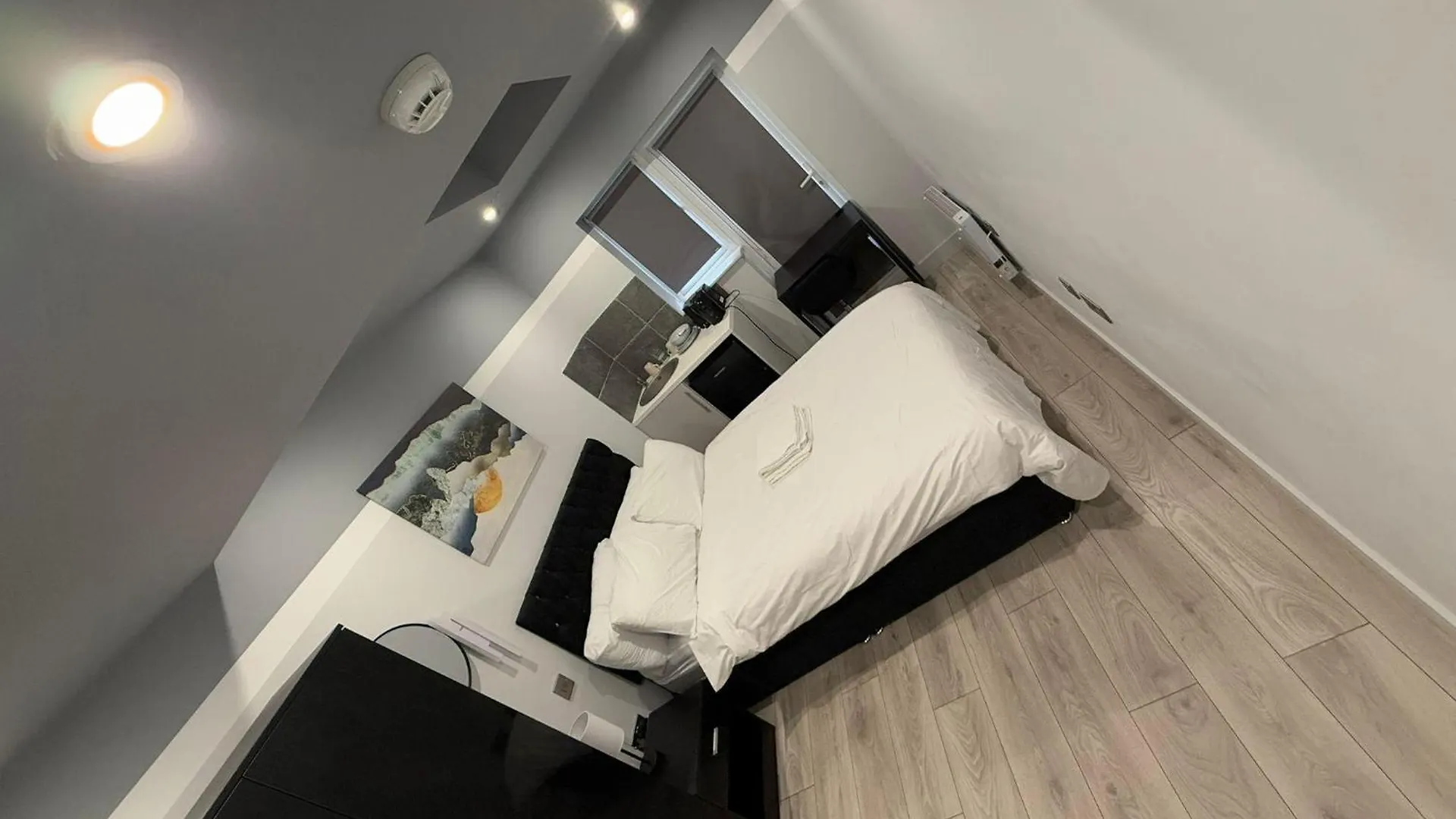 Letzi Private En-Suite, Near Heathrow Airport T3 Hayes  Guest house