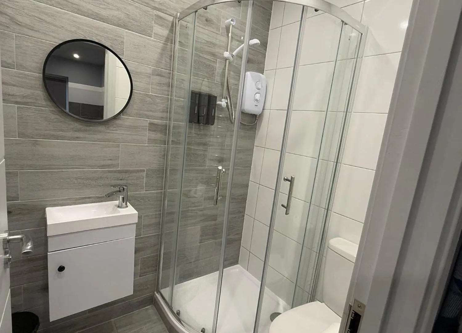 Letzi Private En-Suite, Near Heathrow Airport T3 Hayes  0*, Hayes (Greater London)