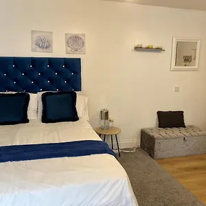 Private Studio Outhouse Near Heathrow- Free Parking Apartment