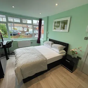 Letzi Private En-suite, Near Heathrow Airport T3 Guest house