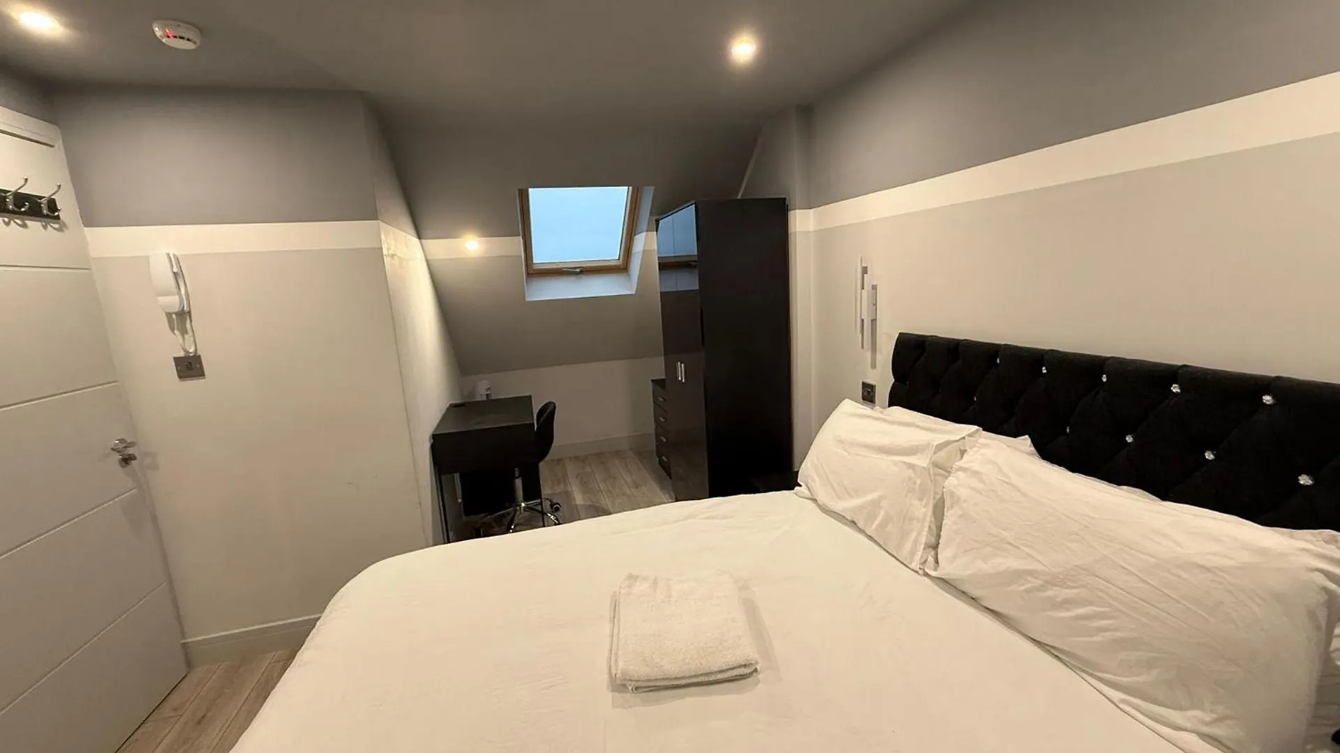 Letzi Private En-Suite, Near Heathrow Airport T3 Hayes  Velká Británie